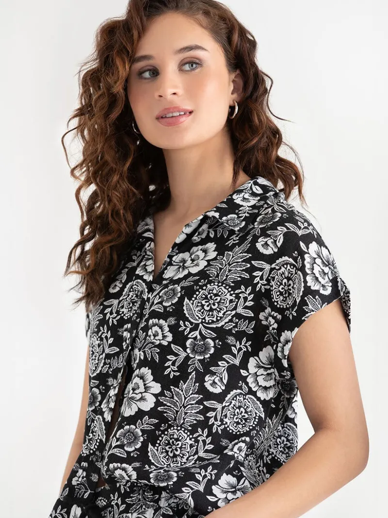 classic_fit_linen_button__1-3.webp Ricki's Tees & Tanks*Classic Fit Linen Button Up Top